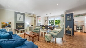 Smart TV, DVD player - Swanbrook - Stylish and Sophisticated (Mount Victoria)