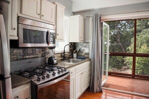 ثلاجة، ميكروويف، فرن، موقد طهي مسطح