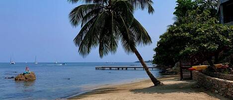 Beach nearby, sun loungers, beach towels