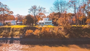 Un quartier résidentiel avec des maisons, des arbres et une étendue d’eau.