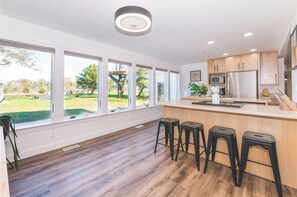Geladeira, micro-ondas, fogão, cooktop