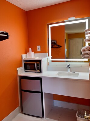 مكتب وواي فاي مجانًا وملاءات أسرّة