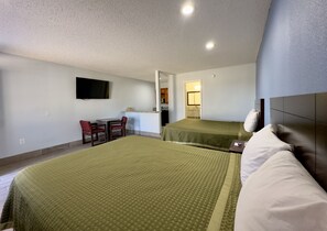 Escritorio, wifi gratis y ropa de cama 