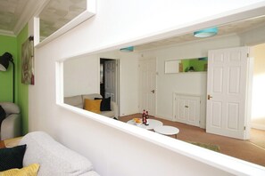 TV, Netflix, streaming services - 3 Bed with Free Parking - Merriotts 1 by Tŷ SA (Newport)