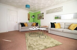 TV, Netflix, streaming services - 3 Bed with Free Parking - Merriotts 1 by Tŷ SA (Newport)