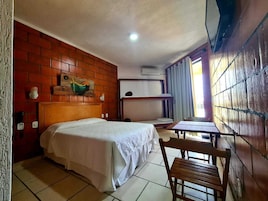 Cortinas blackout, wifi gratis y ropa de cama