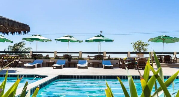 Outdoor pool, open 9:00 AM to 7:00 PM, pool umbrellas, sun loungers - Varandas ao Mar (Arraial do Cabo)