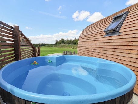 Cottage | Outdoor spa tub