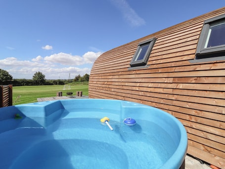 Cottage | Outdoor spa tub