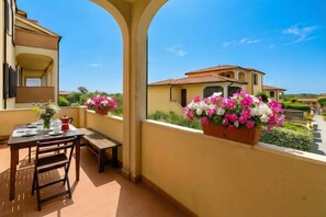 Departamento familiar, varias habitaciones, 2 baños (Casa di Allegra Terme di Venturina) | Restaurante al aire libre