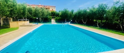 Een seizoensgebonden buitenzwembad