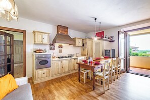 Perhehuoneisto, 1 makuuhuone, 2 kylpyhuonetta (Casa di Allegra Terme di Venturina) | Yksityinen keittiö | Jääkaappi, uuni, liesi, astianpesukone