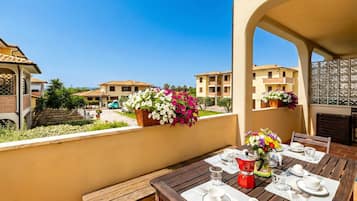 Family Apartment, Multiple Bedrooms, 2 Bathrooms (Casa di Allegra Terme di Venturina) | Outdoor dining