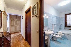 Perhehuoneisto, useita makuuhuoneita, 2 kylpyhuonetta (Casa di Allegra Terme di Venturina) | Kylpyhuone | Suihkun ja ammeen yhdistelmä, hiustenkuivaaja, bidee, pyyhkeet