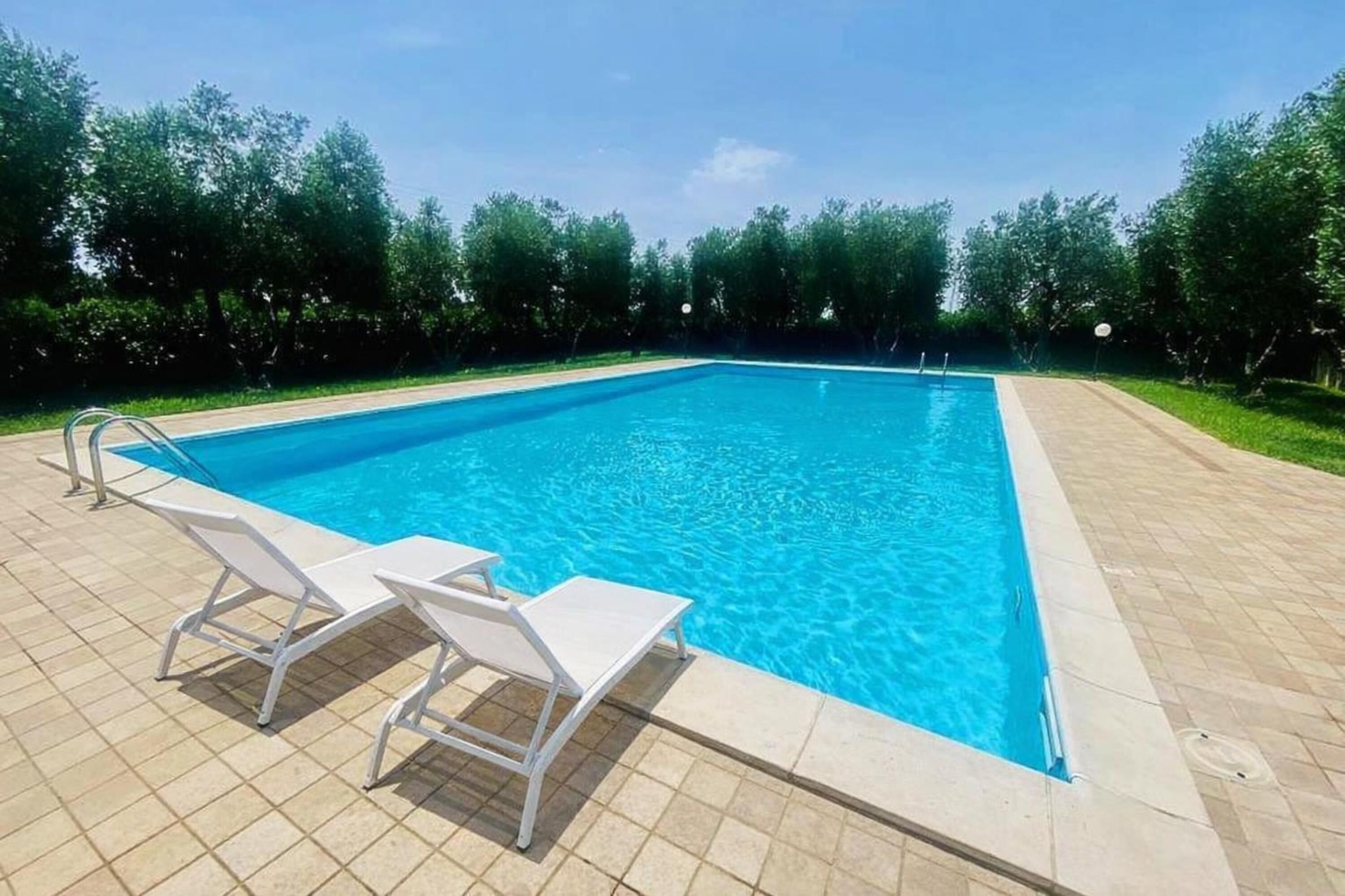 季节性开放的室外游泳池