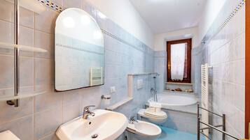 Family Apartment, Multiple Bedrooms, 2 Bathrooms (Casa di Allegra Terme di Venturina) | Bathroom | Combined shower/bathtub, hair dryer, bidet, towels