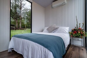 1 bedroom, bed sheets - Brumbys Run by Tiny Away (Warragul South)