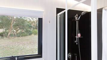 Douche, sèche-cheveux, serviettes fournies