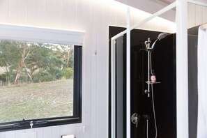 Douche, sèche-cheveux, serviettes fournies