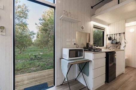 Geladeira, micro-ondas, cooktop, cafeteira/chaleira