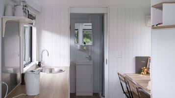 Kjøleskap, mikrobølgeovn, kokeplater og brødrister