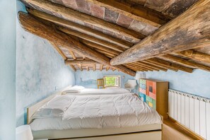 Familienhaus, 2 Schlafzimmer, Bergseite (Beppe's House in Garfagnana) | 2 Schlafzimmer, Bügeleisen/Bügelbrett, kostenloses WLAN, Bettwäsche