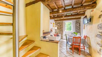 บ้านพักสำหรับครอบครัว, 2 ห้องนอน, ติดภูเขา (Beppe's House in Garfagnana) | ห้องนั่งเล่น | สมาร์ททีวี 21 นิ้ว พร้อมช่องดิจิตอล, เตาผิง