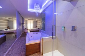Quarto casal superior | Banheira de hidromassagem particular