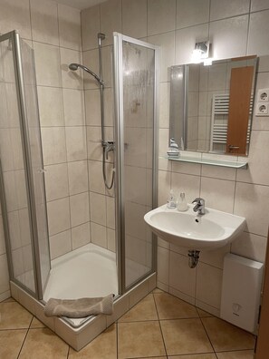 Dusche, Haartrockner, Handtücher, Seife