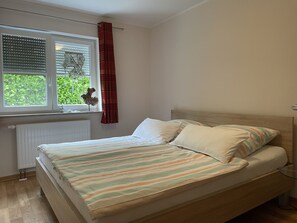 1 Schlafzimmer, Reisekinderbett, kostenloses WLAN, Bettwäsche