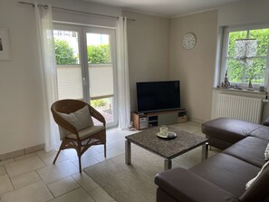 Fernseher, DVD-Player, Bücher, Stereoanlage