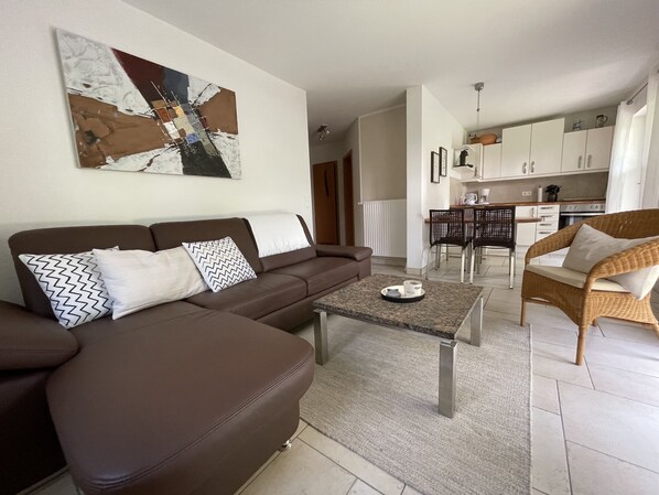 Fernseher, DVD-Player, Bücher, Stereoanlage