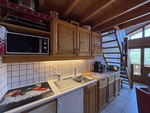 Mikrowelle, Geschirrspüler, Wasserkocher mit Kaffee-/Teezubehör