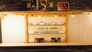 Bar (on property) - Minimalist private studio @ Eau Gallie Downtown, spacious in size of 650 sqft.  (Melbourne)
