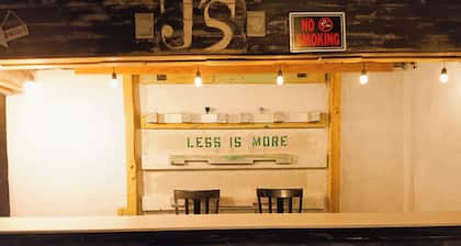 Minimalist private studio @ Eau Gallie Downtown & 5 minutes to Melbourne Beach.