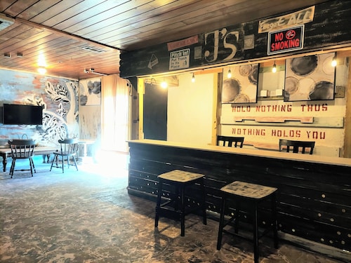 Rustic private apt. "bar" @ Eau Gallie Downtown & 5 minutes to Melbourne Beach. 