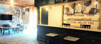 Rustic private apt. "bar" @ Eau Gallie Downtown & 5 minutes to Melbourne Beach. 