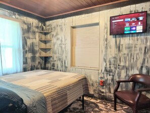 1 室のベッドルーム、低反発ベッド、WiFi (無料)、ベッドシーツ