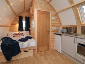 Een koelkast, een waterkoker, een broodrooster