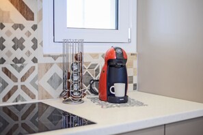 Full-sized fridge, microwave, oven, stovetop