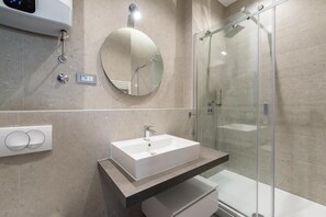 Superior Double Room | Bathroom | Shower, free toiletries, hair dryer, towels - Seascape Luxury Rooms (Split)