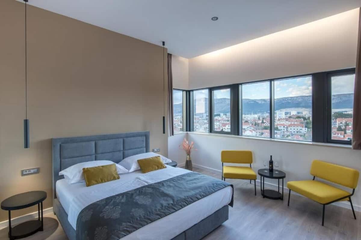 Hochwertige Bettwaren, Betten mit Memory-Foam-Matratzen, Minibar