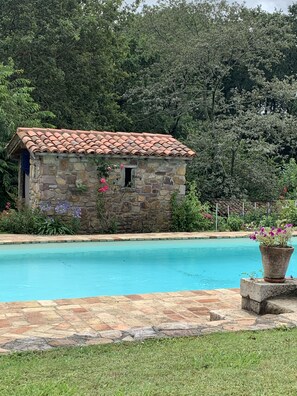 Outdoor pool - Country house, 6 km from the beach, at the foot of La Rhune. (Saint Pée sur Nivelle)