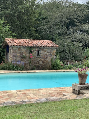 Maison de campagne, à 6 km de la plage, au pied de la Rhune.
