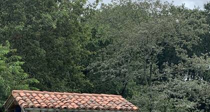 Maison de campagne, Ă 6 km de la plage, au pied de la Rhune.