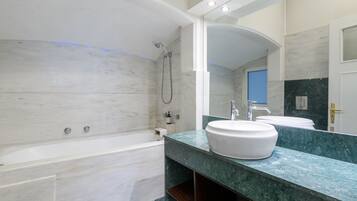 One-Bedroom Apartment Semi-Basement | Bathroom | Shower, hair dryer, towels