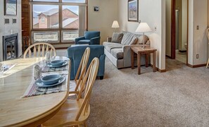 Living area - Perfect ski/ snowboard getaway 3 minutes to Keystone 15 to Breck (Dillon)
