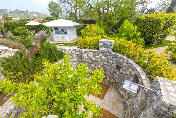 A stone-walled outdoor area with a small bar and seating. - Resort Ravenna - Villa Cavaliere (Massa Lubrense)