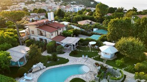 A residential area with a swimming pool, outdoor seating, and a gazebo. - Resort Ravenna in Massa Lubrense (Massa Lubrense)