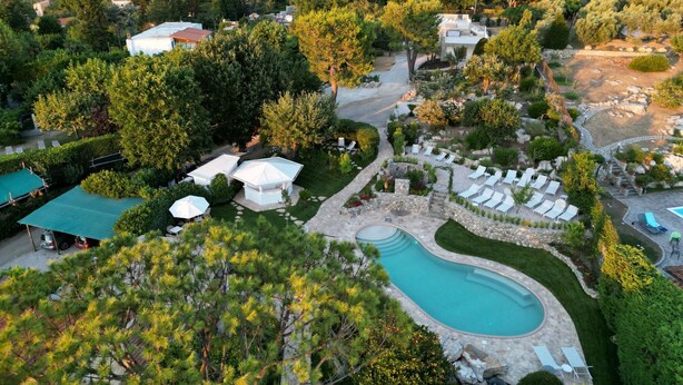 An aerial view of a resort with a swimming pool, lounge chairs, and a mountainous backdrop. - Resort Ravenna in Massa Lubrense (Massa Lubrense)